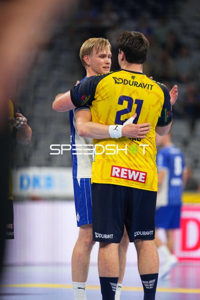 Aron Seesing (#21; Rhein Neckar Löwen) umarmt Gummersbach-Spieler nach dem Spiel