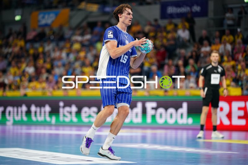 Miro Schluroff (#15; VfL Gummersbach) mit Ball in der SAP Arena