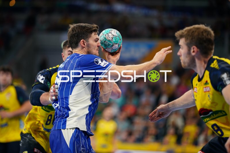VfL Gummersbach im Angriff gegen Rhein Neckar Löwen in der SAP Arena