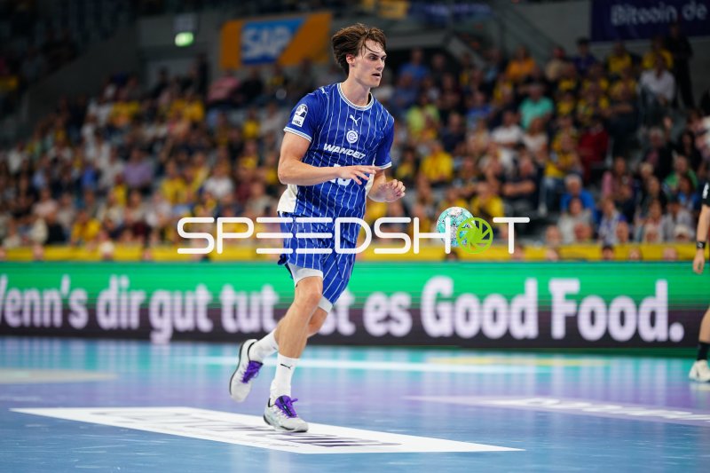 Miro Schluroff (#15; VfL Gummersbach) mit Ball in der SAP Arena