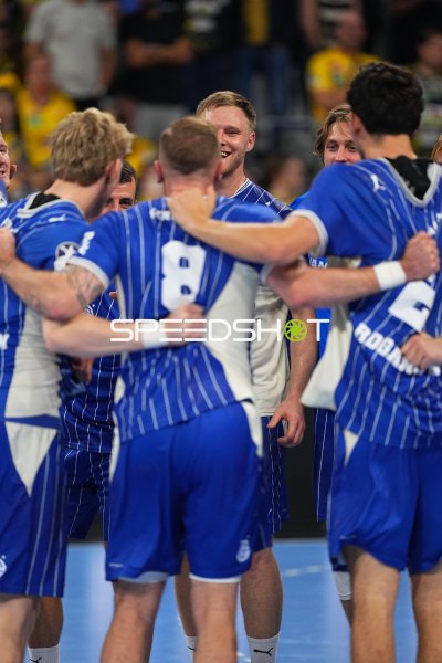 Kristjan Horžen (#27; VfL Gummersbach) jubelt mit Teamkollegen in der SAP Arena