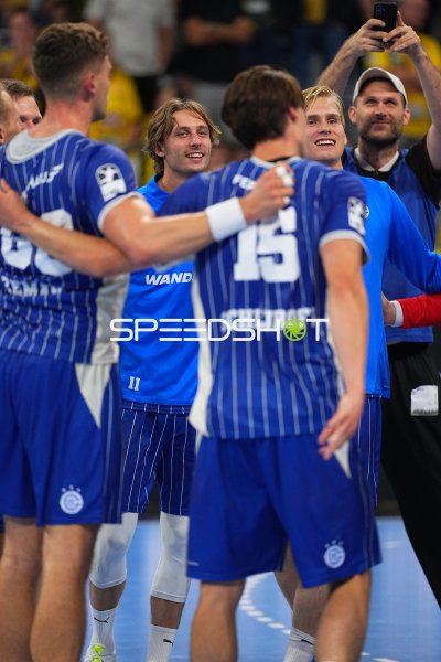 VfL Gummersbach feiert mit Vincent Schuster nach dem Spiel