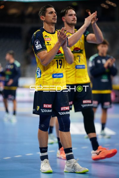 Marius Steinhauser (#19; Rhein Neckar Löwen) und Robert Timmermeister (#7; Rhein Neckar Löwen) applaudieren den Fans