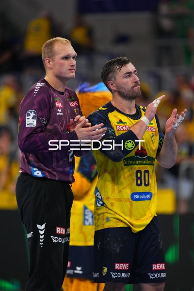 David Späth (#29) und Jannik Kohlbacher (#80; Rhein Neckar Löwen) applaudieren