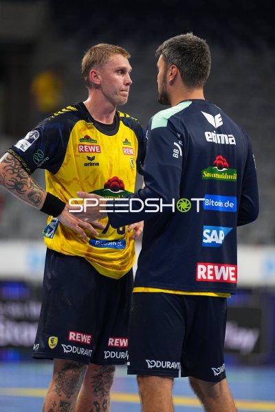 Edwin Aspenbäck (#78; Rhein Neckar Löwen) im Gespräch mit Teamkollegen