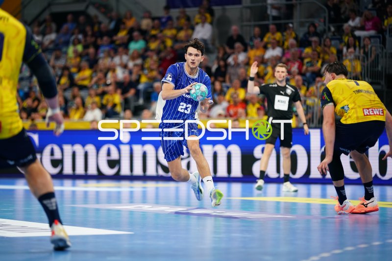Nikola Roganovic (#23; VfL Gummersbach) mit Ball im Angriff