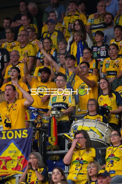 Rhein Neckar Löwen Fans feiern in der SAP Arena Mannheim