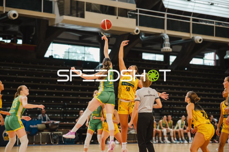 Lucía Rodríguez González (#58; CB Canarias) beim Sprungball gegen Zita Barcza (#2; DSA)