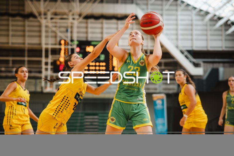 Boglárka Bidló (#23; Darazsak Sportakadémia) beim Korbwurf gegen CB Canarias