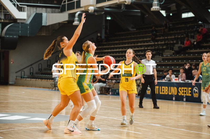 Laura De La Fe Simón (#28; CB Canarias) im Angriff gegen Darazsak Sportakadémia