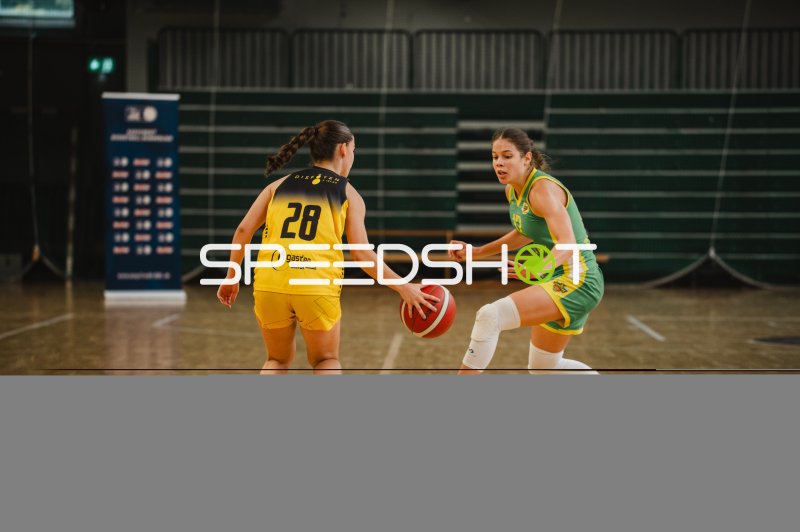 Laura De La Fe Simón (#28; CB Canarias) im Zweikampf gegen Darazsak Sportakadémia