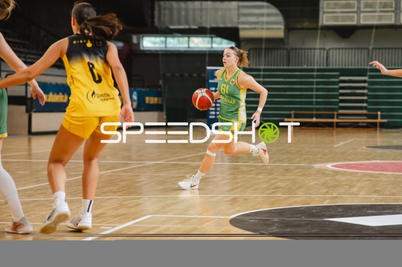 Anja Pinter (#61; Darazsak Sportakadémia) mit Ball im Angriff