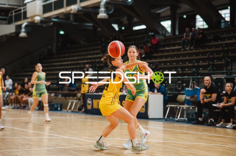 Mira Horváth-Csepregi (#34; DSA) im Zweikampf gegen CB Canarias
