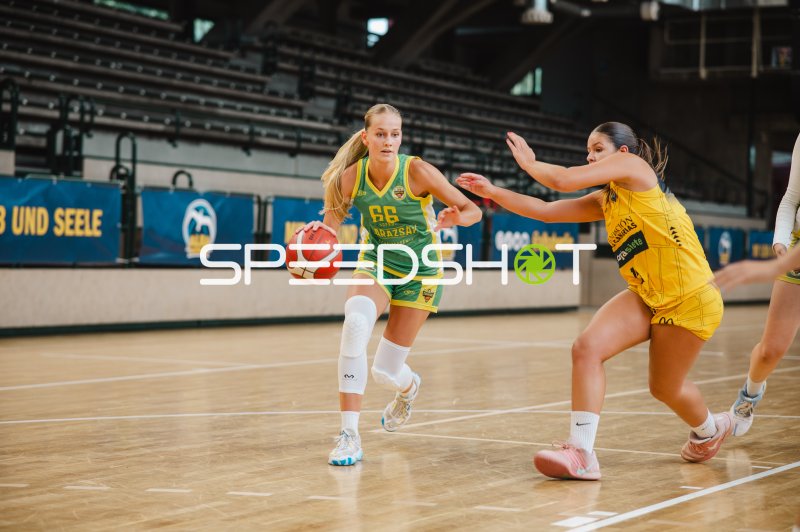 Lorelaj Szabó (#85; Darazsak Sportakadémia) im Dribbling gegen CB Canarias
