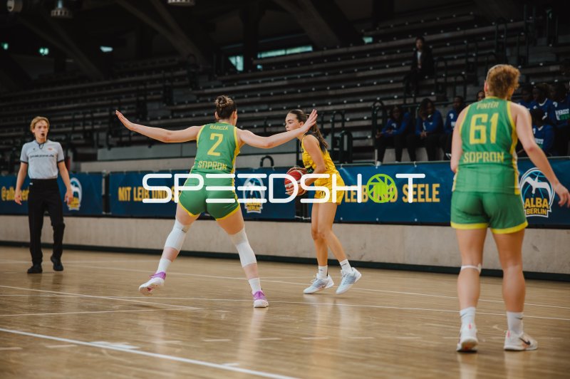 Zita Barcza (#2; DSA Sopron) im Zweikampf gegen CB Canarias
