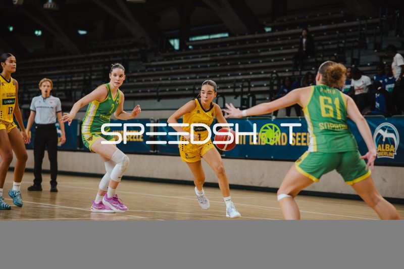 Lucía Martín Hernández (#7; CB Canarias) dribbelt gegen Darazsak Sportakadémia