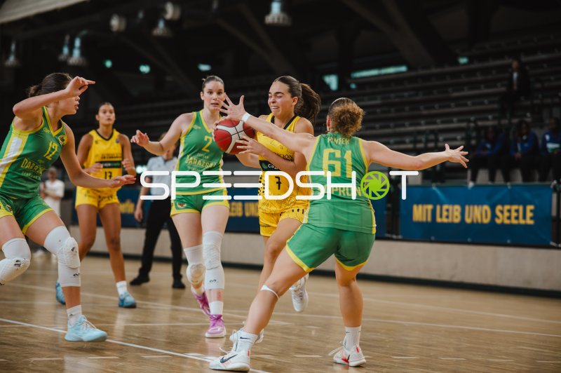 Lucía Martín Hernández (#7; CB Canarias) im Zweikampf gegen Anja Pinter (#61; DSA)