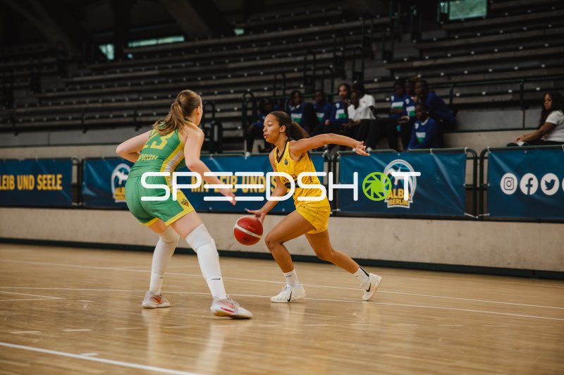 CB Canarias-Spielerin im Dribbling gegen Boglárka Bidló (#23; DSA)