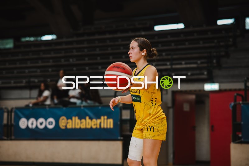 CB Canarias-Spielerin beim Ballführen in der Sömmeringhalle Berlin