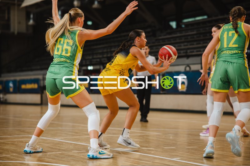 Anna Kalincsák (#12; Darazsak Sportakadémia) und Spielerin von CB Canarias im Zweikampf