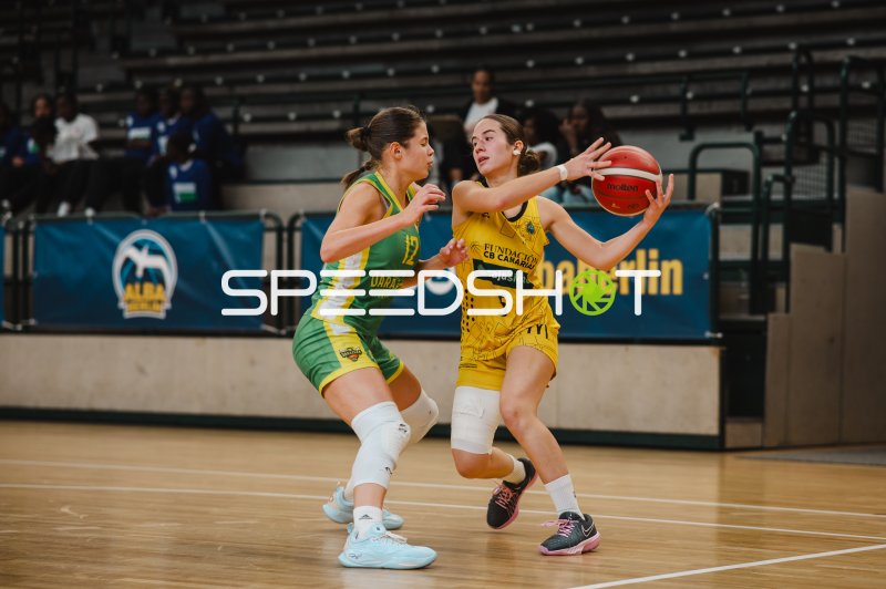 Laura Melián Salcedo (#5; CB Canarias) im Zweikampf gegen Anna Kalincsák (#12; DSA)