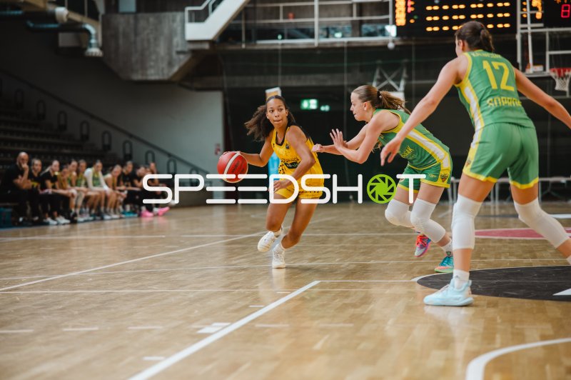 CB Canarias-Spielerin im Dribbling gegen Darazsak Sportakadémia in der Sömmeringhalle