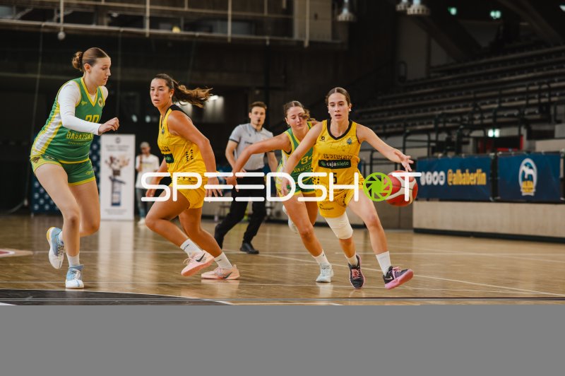 Laura Melián Salcedo (#5; CB Canarias) greift den Ball im Zweikampf