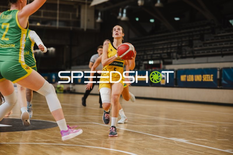 Laura Melián Salcedo (#5; CB Canarias) beim Korbwurf-Anlauf