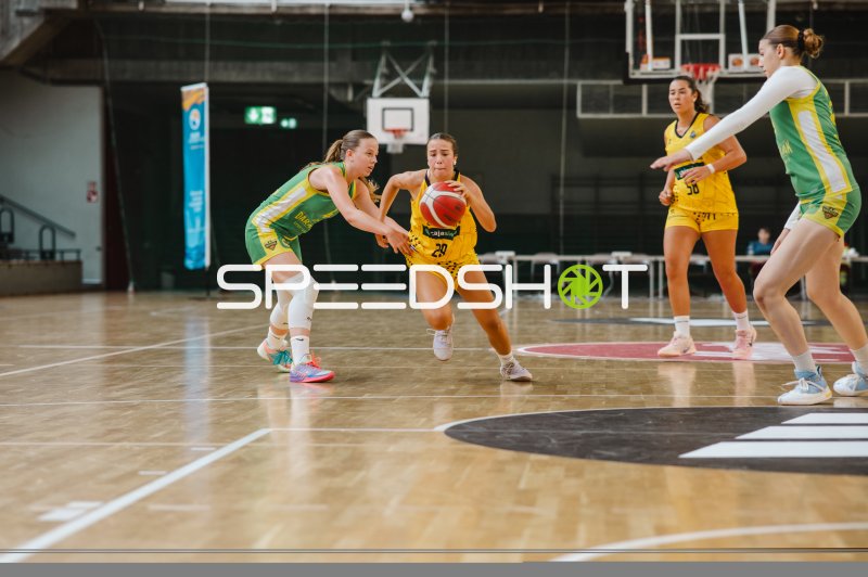 Gabriela Campos Martín (#29; CB Canarias) im Zweikampf gegen Darazsak Sportakadémia