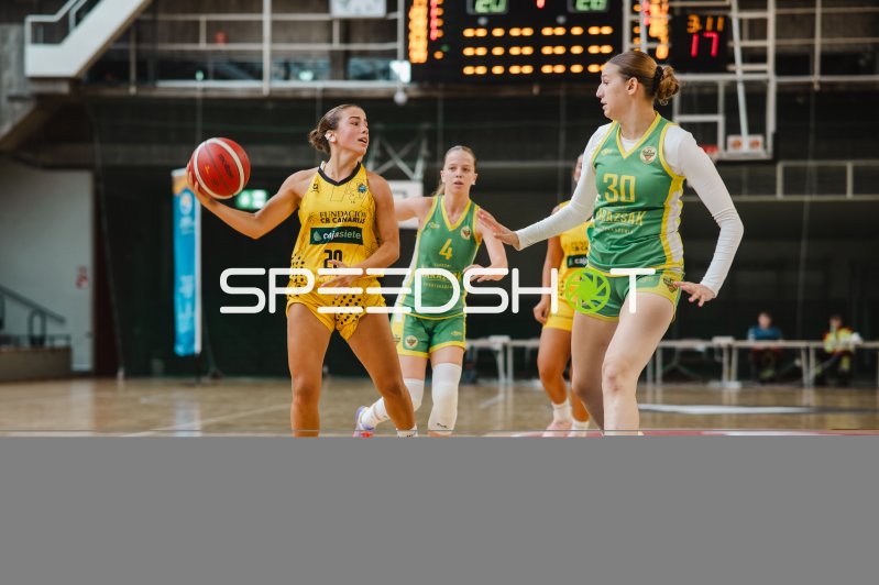 Sofía Hernández (#20; CB Canarias) im Angriff gegen Darazsak Sportakadémia