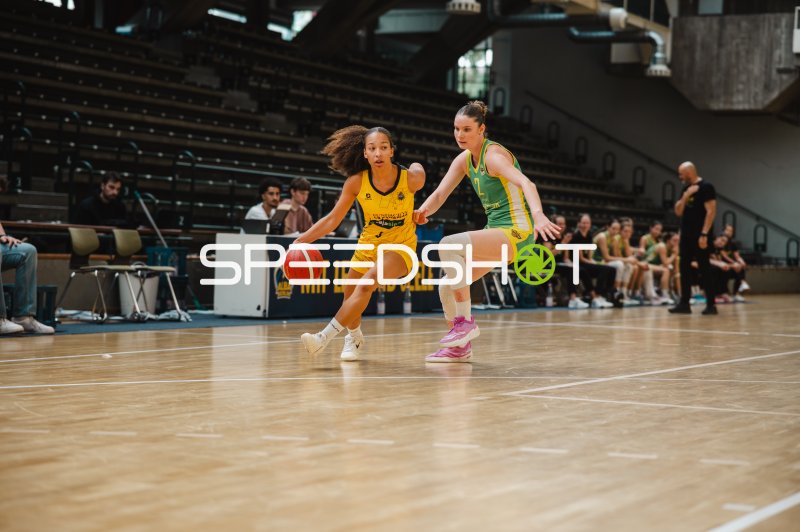 CB Canarias-Spielerin dribbelt gegen Darazsak Sportakadémia-Verteidigerin