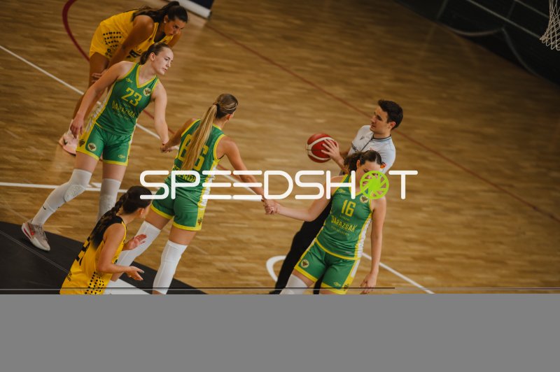 Lotti Rába (#16; DSA) und Boglárka Bidló (#23; DSA) im Zweikampf ums Rebound