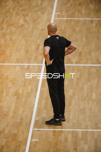 Trainer von CB Canarias beobachtet das Spielgeschehen in der Sömmeringhalle