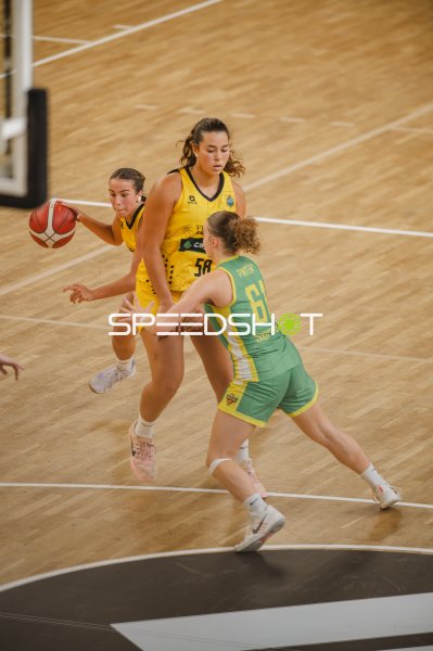 Lucía Rodríguez González (#58; CB Canarias) im Zweikampf gegen Anja Pinter (#61; DSA)