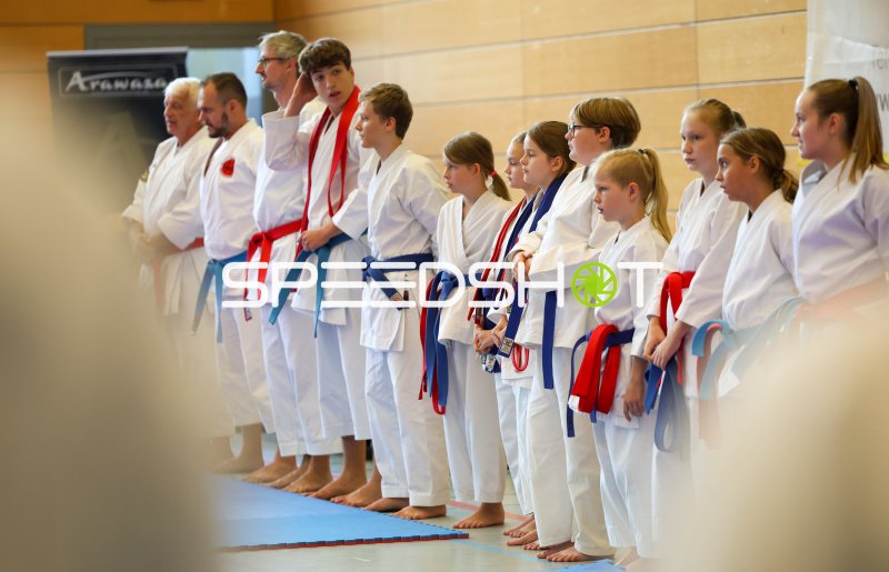 Karate-Teilnehmer in Aufstellung bei Turnier in Eckernförde