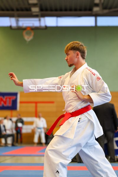 Karateka mit rotem Gürtel bei Kata-Vorführung in Eckernförde