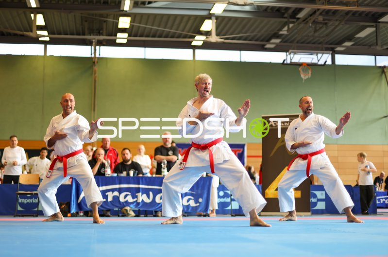 Drei Karateka im synchronen Kata-Wettkampf in Eckernförde