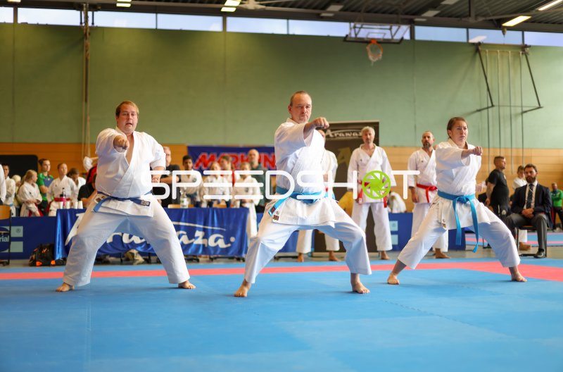 Karate-Trio in synchroner Kata-Vorführung bei Wettkampf in Eckernförde