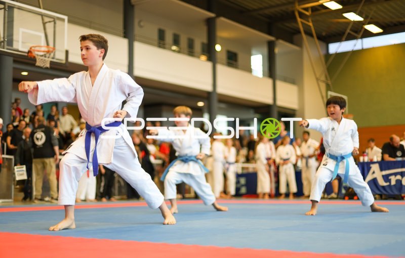 Kata-Vorführung junger Karateka beim Turnier in Eckernförde