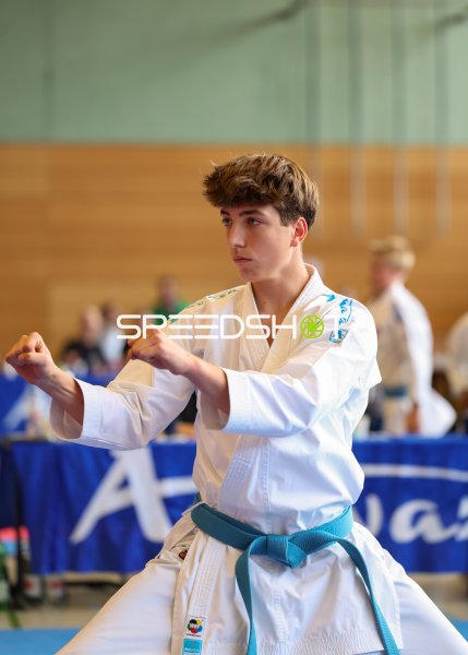 Jugendlicher Karateka bei Kata-Ausführung in Eckernförde