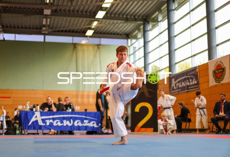 Karateka beim Kumite-Kick in der Sporthalle Eckernförde