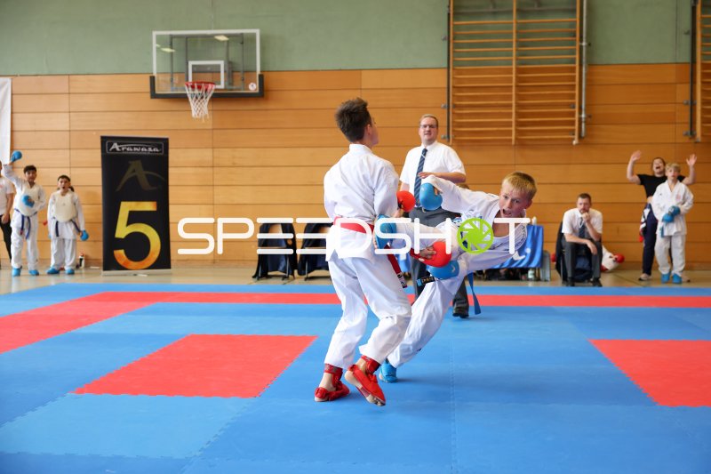 Karate-Kumite: Dynamischer Tritt-Angriff beim Turnier in Eckernförde