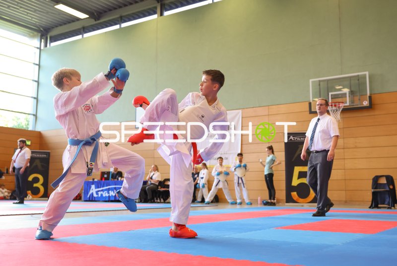 Kumite-Duell zweier Jugendlicher beim Karate-Turnier in Eckernförde