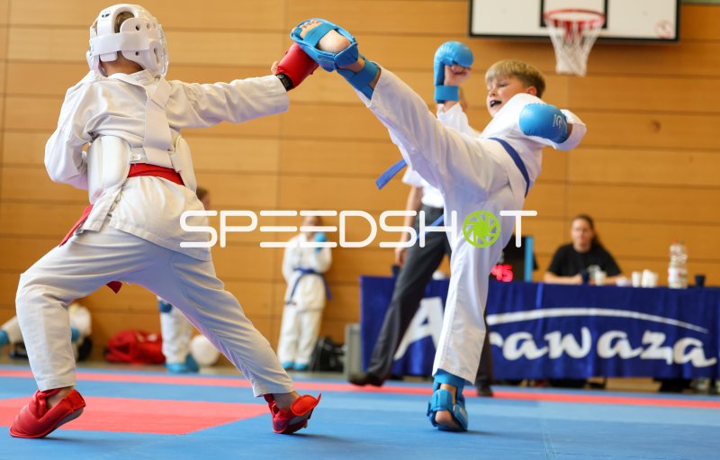 Karate-Kumite: Jugendlicher Kämpfer mit Hochkick beim Turnier in Eckernförde