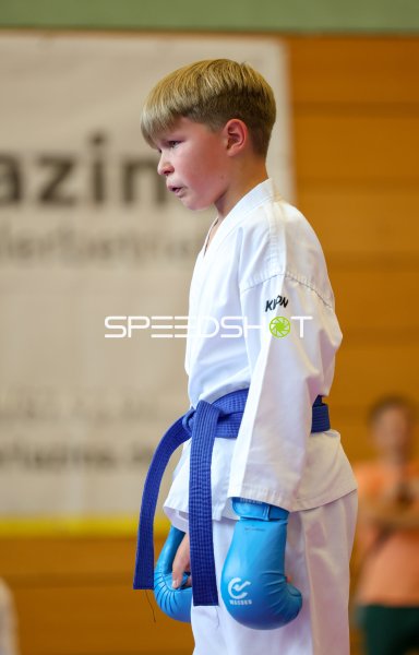 Junger Karateka im weißen Gi mit blauem Gürtel beim Wettkampf in Eckernförde