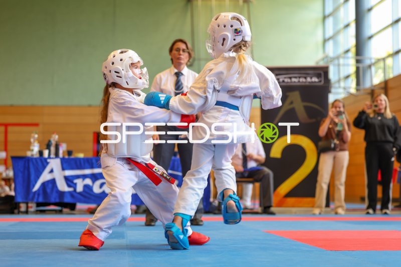 Karate-Kumite: Zwei Nachwuchssportlerinnen im Zweikampf in Eckernförde