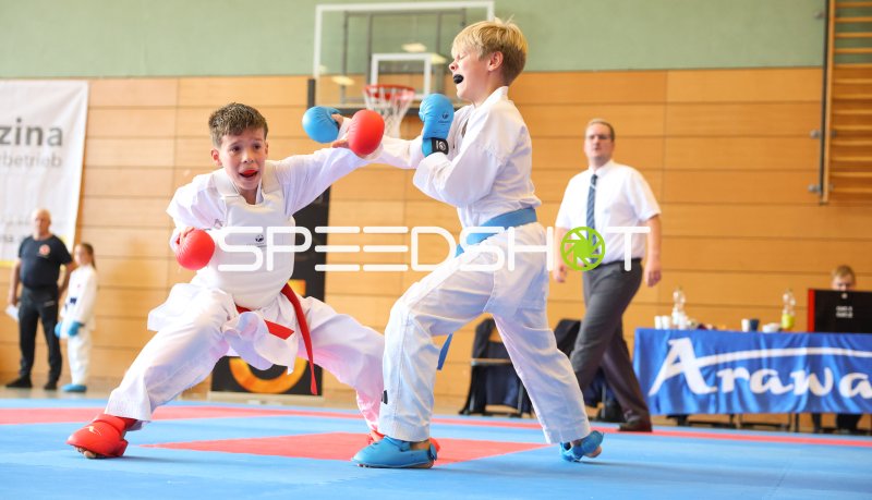 Karate-Kumite: Zwei Junioren im intensiven Zweikampf in Eckernförde