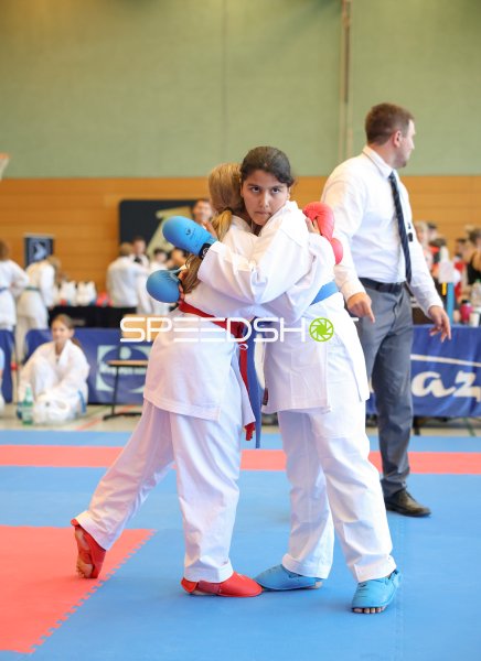 Kumite-Zweikampf zweier Nachwuchsathletinnen beim Karate-Turnier in Eckernförde
