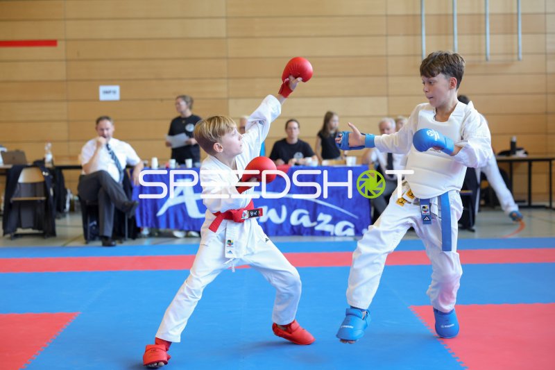 Karate-Kumite: Zwei Nachwuchskämpfer im Zweikampf in Eckernförde