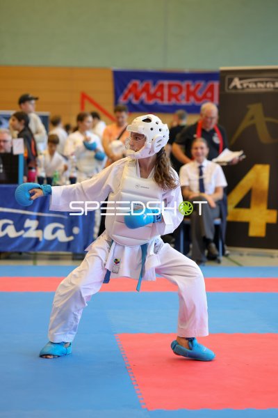Karate-Kumite: Athletin in Kampfposition beim Turnier in Eckernförde